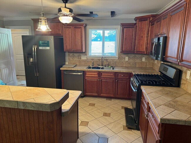Building Photo - 3 bedroom, 2 1/2 bath beautiful home