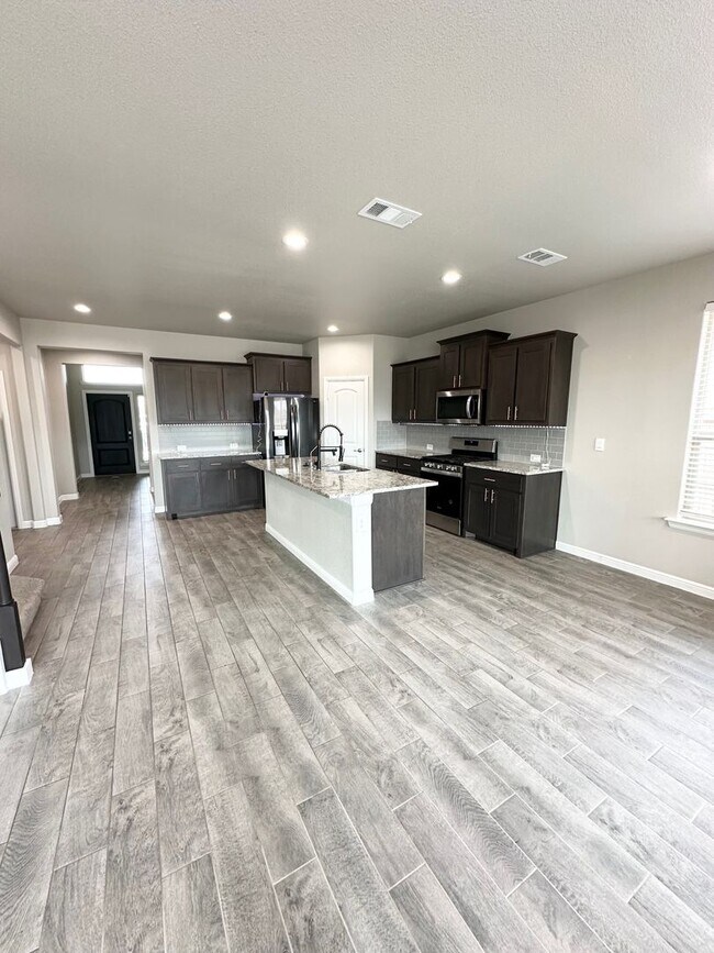 Foto del edificio - 4 Bed 3.5 Bath Ready To Rent ASAP!