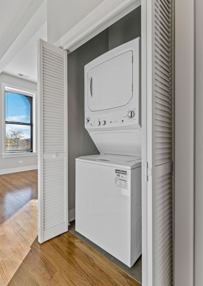 Building Photo - 356 W Dickens Ave