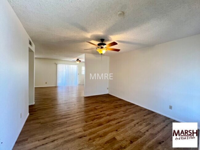Foto del edificio - Great 3 bedroom home with lots of living s...