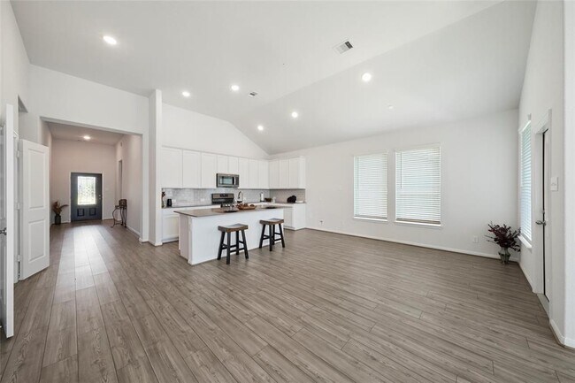 Building Photo - 20125 Clear Rdg Ln