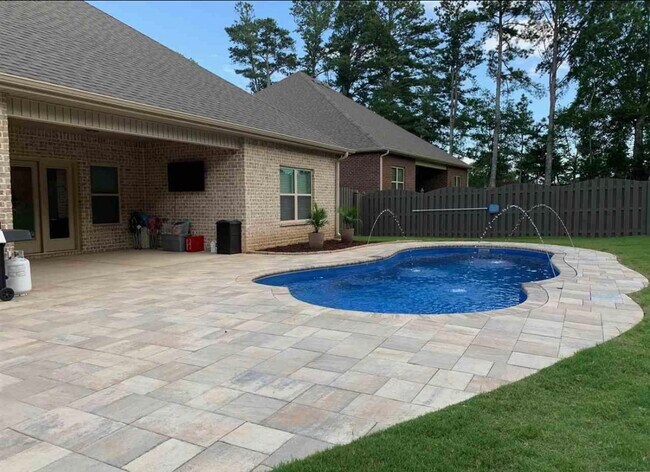 Building Photo - 108 Pine Manor Dr
