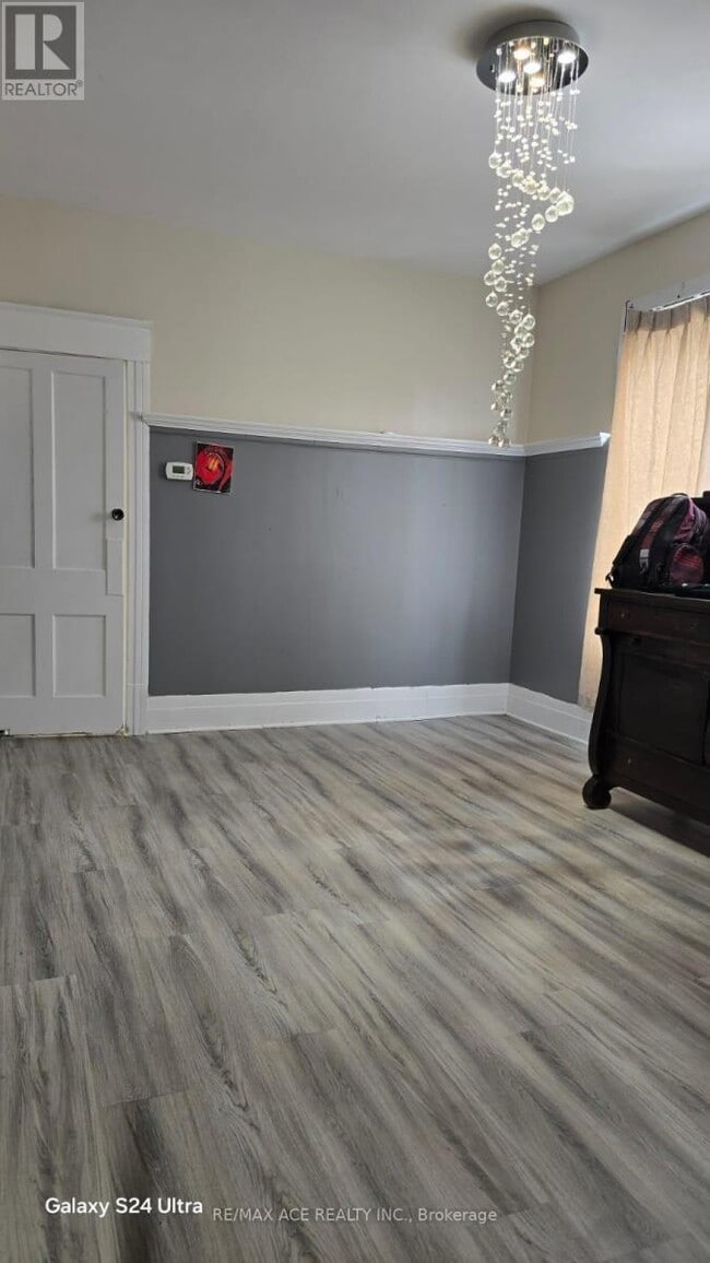 Building Photo - 526 Wellington St E