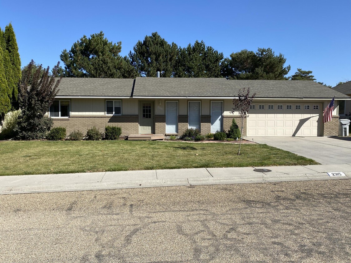Primary Photo - 2315 Airport Ave