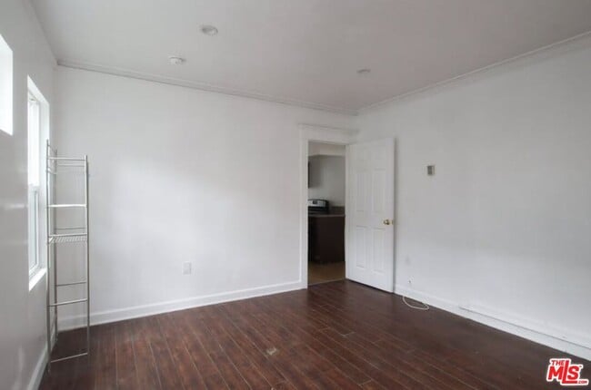 Foto del edificio - 1056 W 42nd Pl