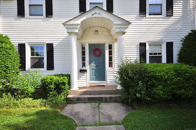Building Photo - 36 Meadowbrook Rd
