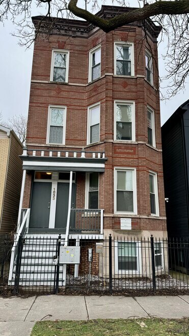 Building Photo - 1833 N Sawyer Ave