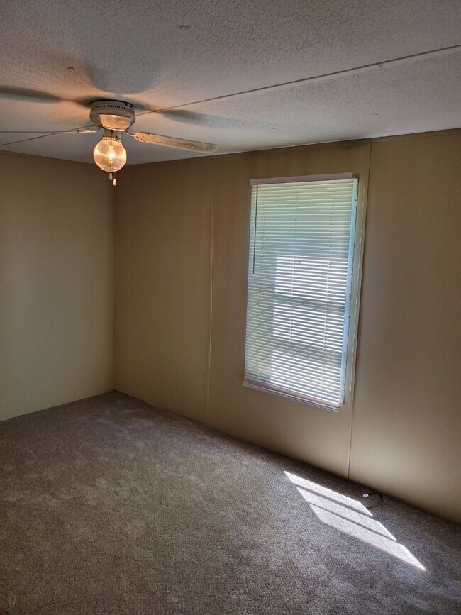 Building Photo - 180 Cave Cir