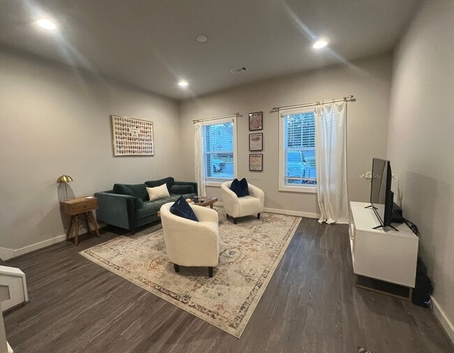 Building Photo - Gorgeous 3 BR/3BR Available Summer 2025