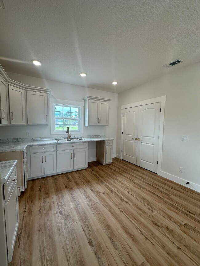 Building Photo - 3 Bed 2 Bath House