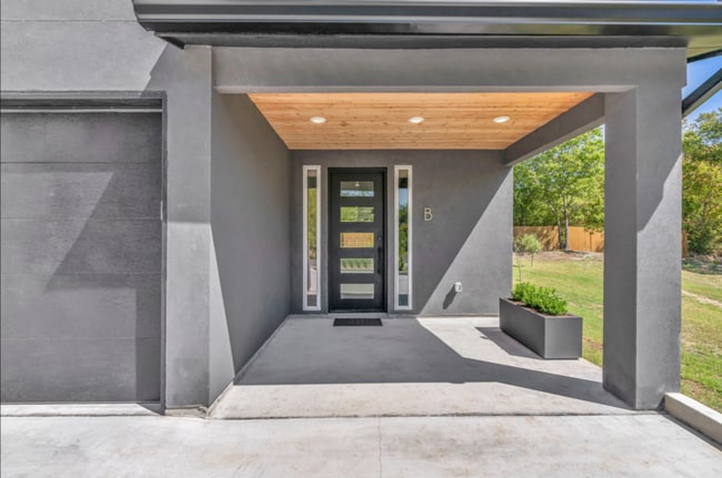 Building Photo - 1006 E Marble St