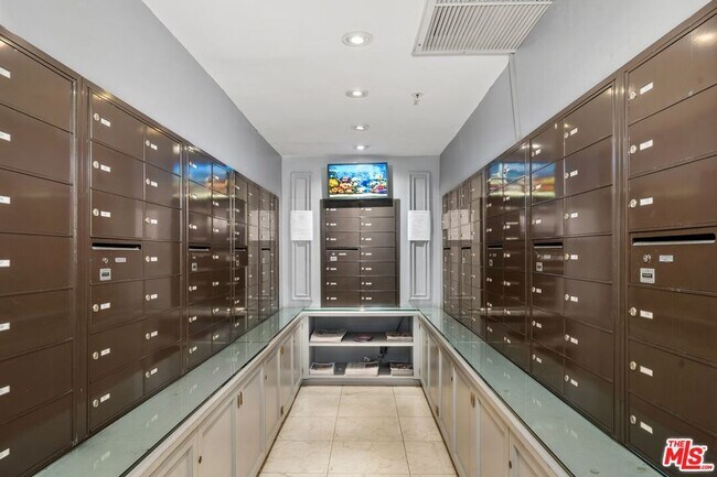 Building Photo - 10660 Wilshire Blvd