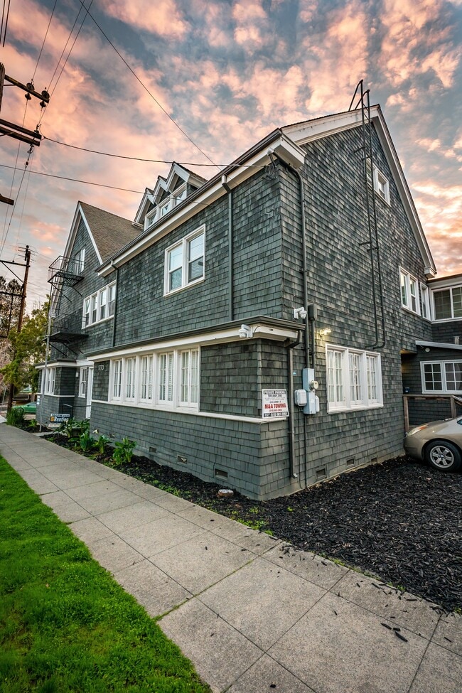 Building Photo - 1770 La Loma