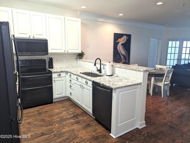 Building Photo - 395 S Crow Creek Dr