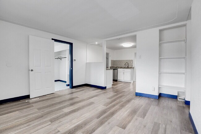 Building Photo - $2,450 - 3 Bed, 2 Bath Updated Home in Den...