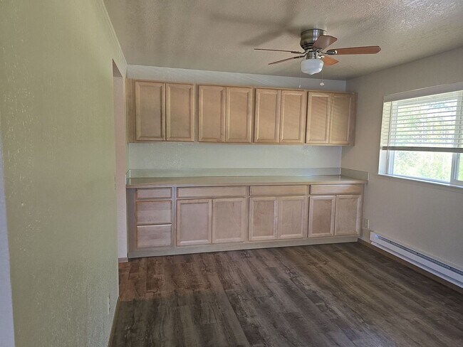 Foto del edificio - Over 1500 sqft! 3 bedroom 2 full bath suit...