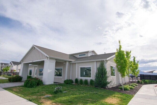 Foto del edificio - Stunning Lakefront 3-Bed, 2-Bath Condo in ...