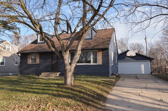 Foto del edificio - Updated 5 Bed, 2 Bath Home Near Churchill Elementary Available Now