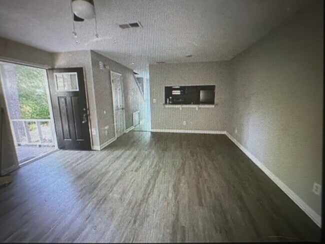 Open floor plan with space and fireplace - 113 Lindevon Ln