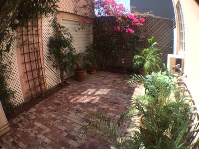 courtyard - 132 S Sweetzer Ave