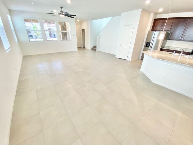 Foto del edificio - STUNNING BRAND NEW 3 BEDROOMS 2.5 BATHROOMS TWO STORY TOWNHOUSE WITH 2 CAR GARAGE