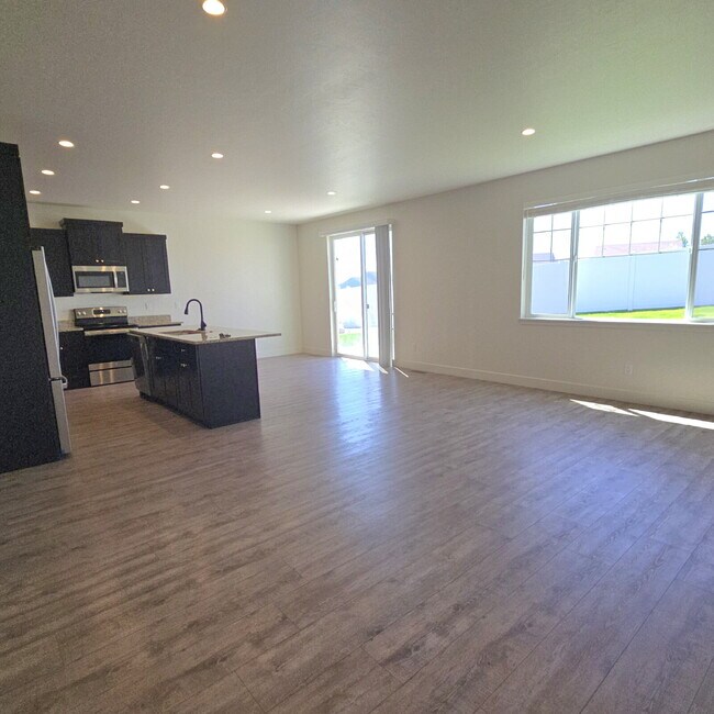Foto del edificio - Move-in ready! 4 bedroom house with 3 car ...