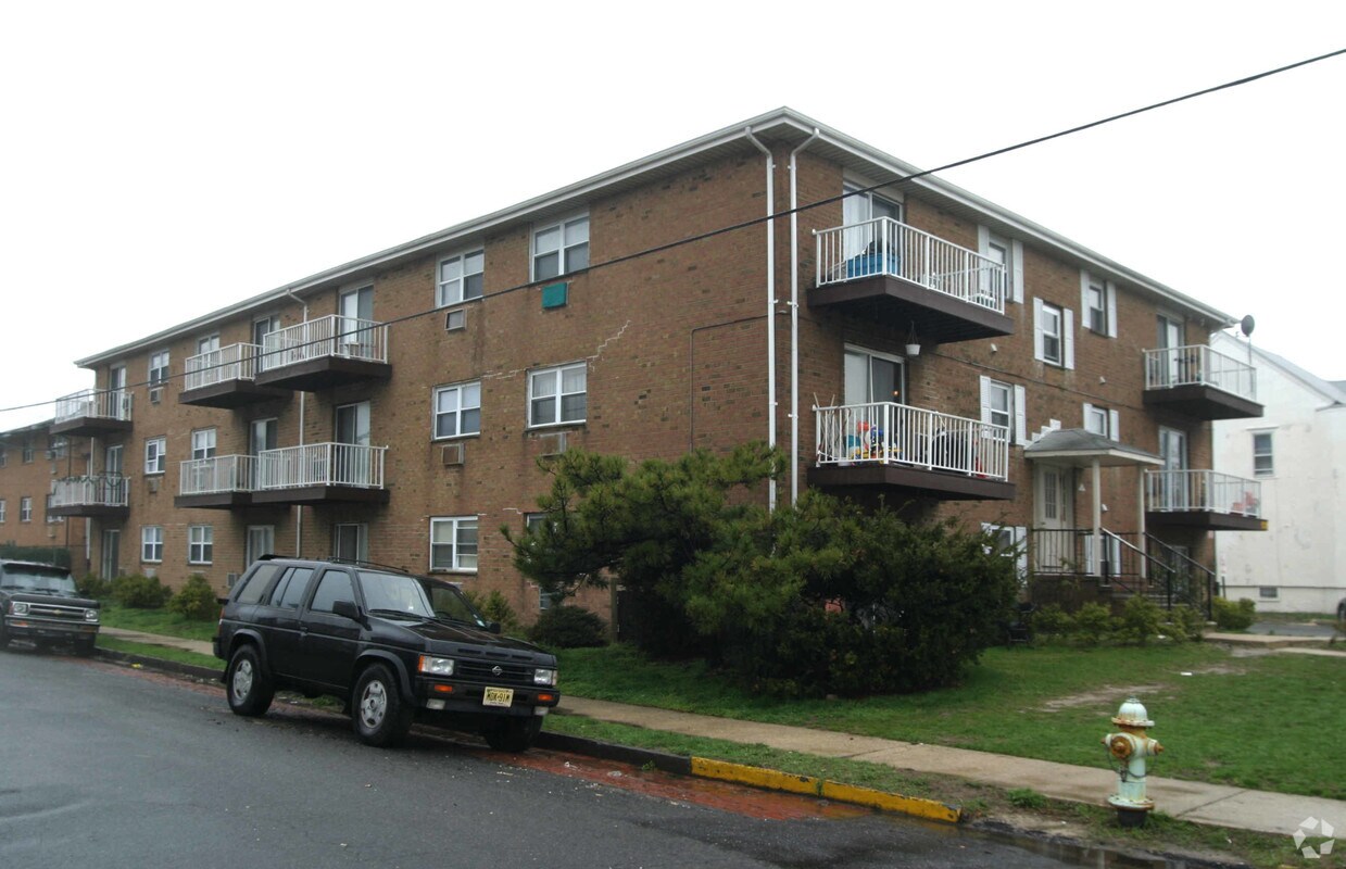 Building Photo - 300 7th Ave