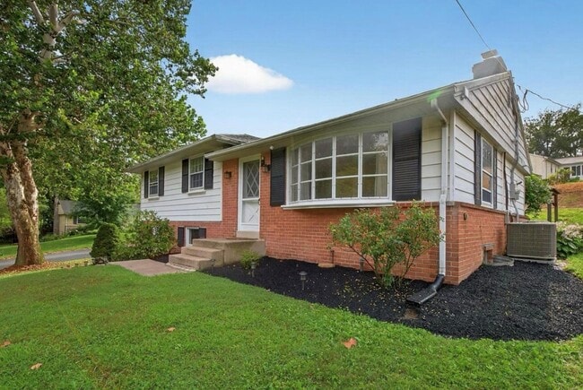 Building Photo - 880 Corvair Rd