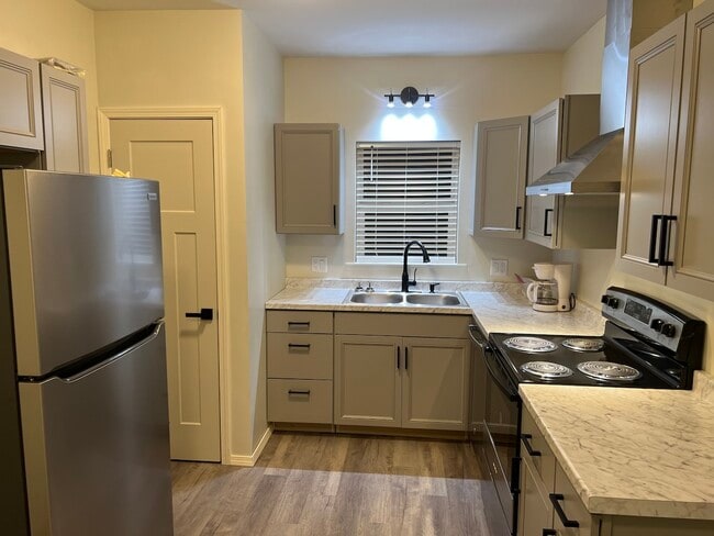 Building Photo - 100 Forest St