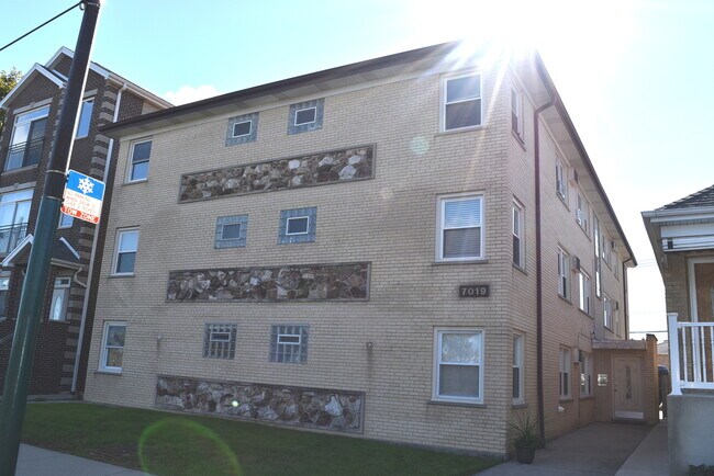Building Photo - 7019 W Irving Park Rd