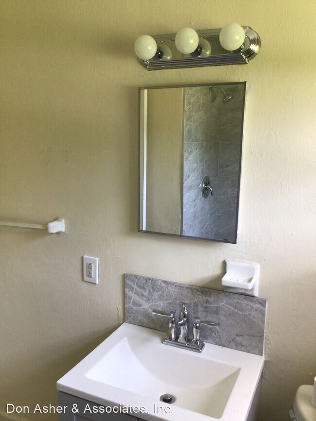 Building Photo - 3 br, 1 bath House - 1212 Sasoon Avenue