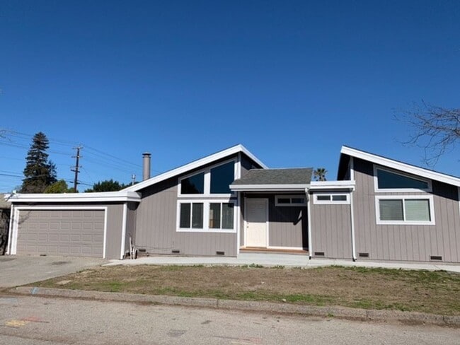 Foto del edificio - 3 bed, 2 bath home with large fenced backy...