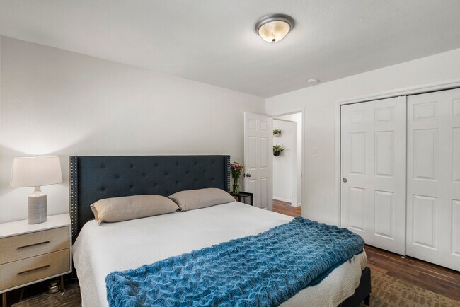 Dormitorio número 1 en la planta superior - 4963 Harlan St