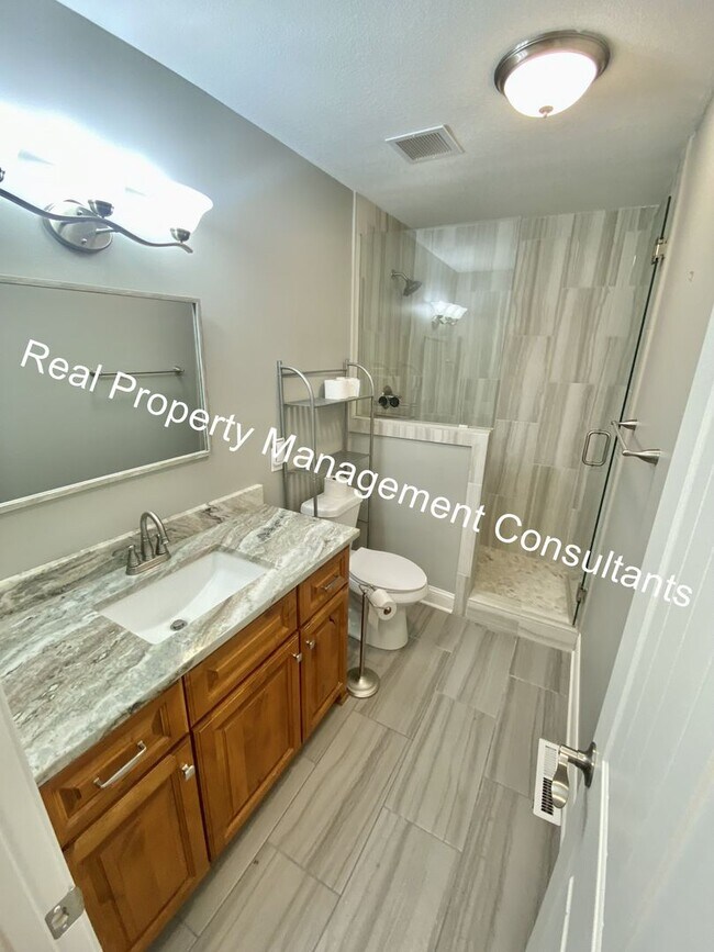 Building Photo - Charming 4 Bedroom 2 Bathroom Available Now