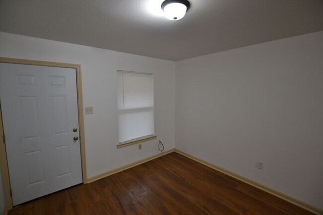 Building Photo - 957 Grebe St