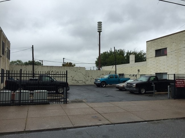  - 1900 W 3rd St