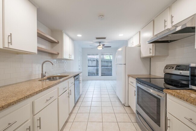 Foto del edificio - 9348 Highedge Cir