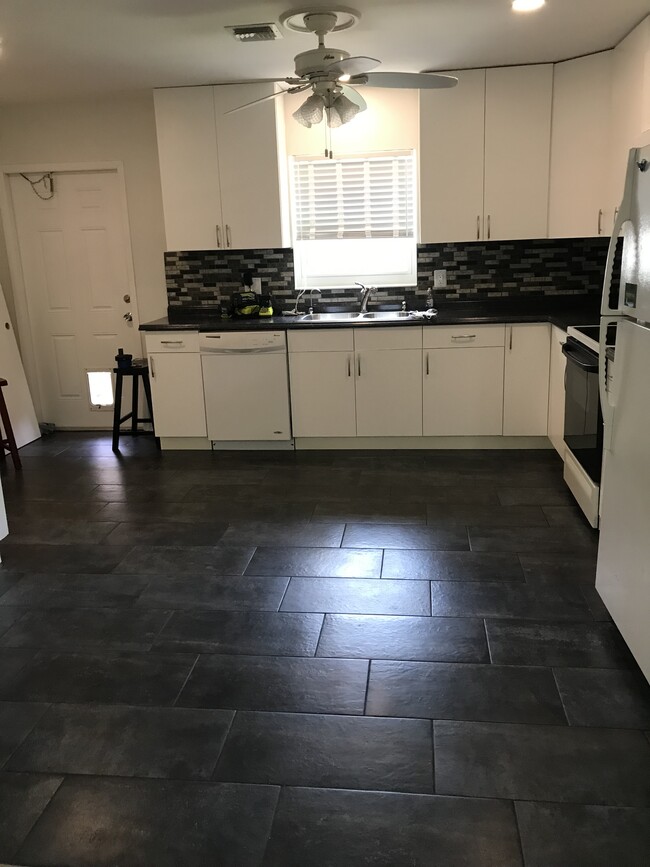 Kitchen Newly Renovated - 10160 Plant Dr