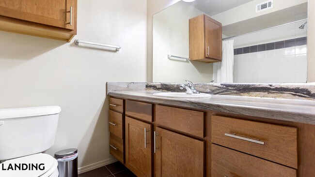 Foto del edificio - 701 W 101st Pl S