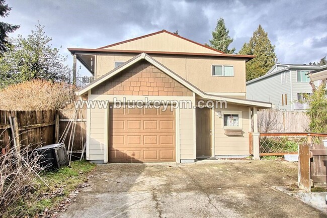 Building Photo - 3 Bed, 1.5 Bath Home with 1 Car Attached G...