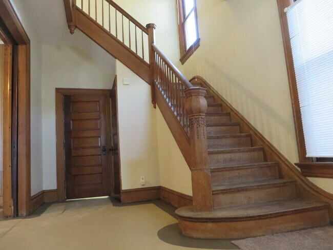 Foto del edificio - 5 Bedroom Home in the very core of Downtown (West Central, Downtown)