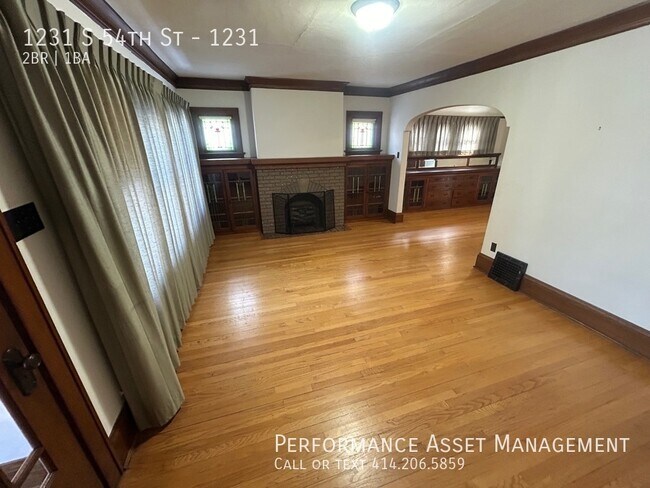 Building Photo - Glorious 2 bedroom in West Milwaukee