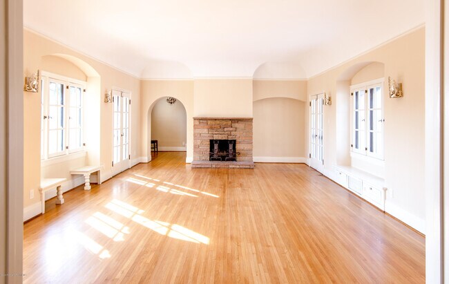 Foto del edificio - 2403 Hill Dr