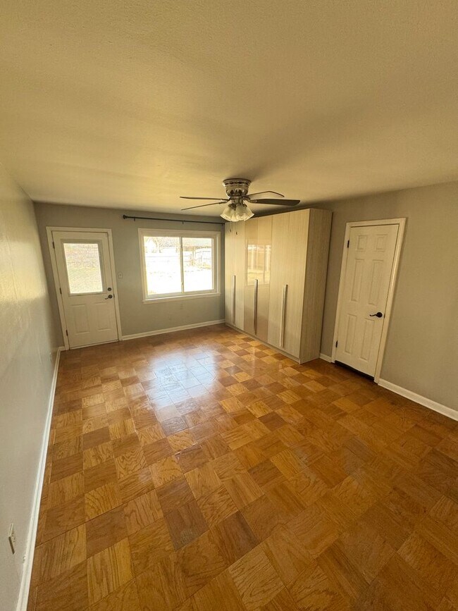 Building Photo - Broadmoor!