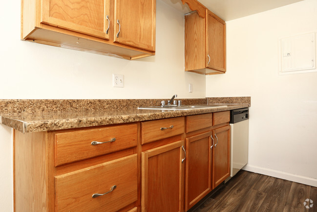 2BR, 2BA - 900 SF - Broadway Park