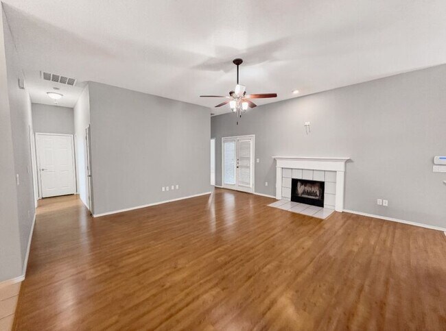 Foto del edificio - 7601 King Arthur Rd