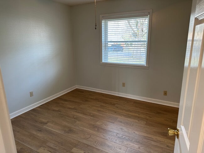 Building Photo - 323 Lance Cir