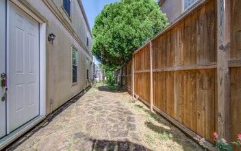 Building Photo - 6855 Bellgreen Dr