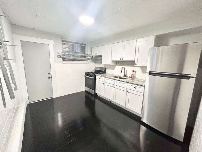 Building Photo - Elmwood Park 3 Bedroom Available Now