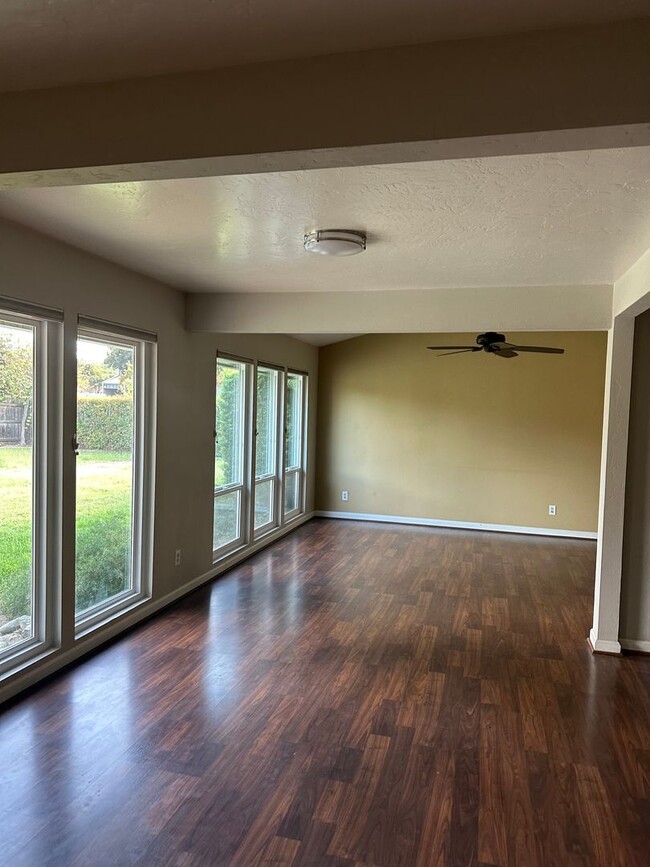 Building Photo - Great corner home for rent right by Crestw...